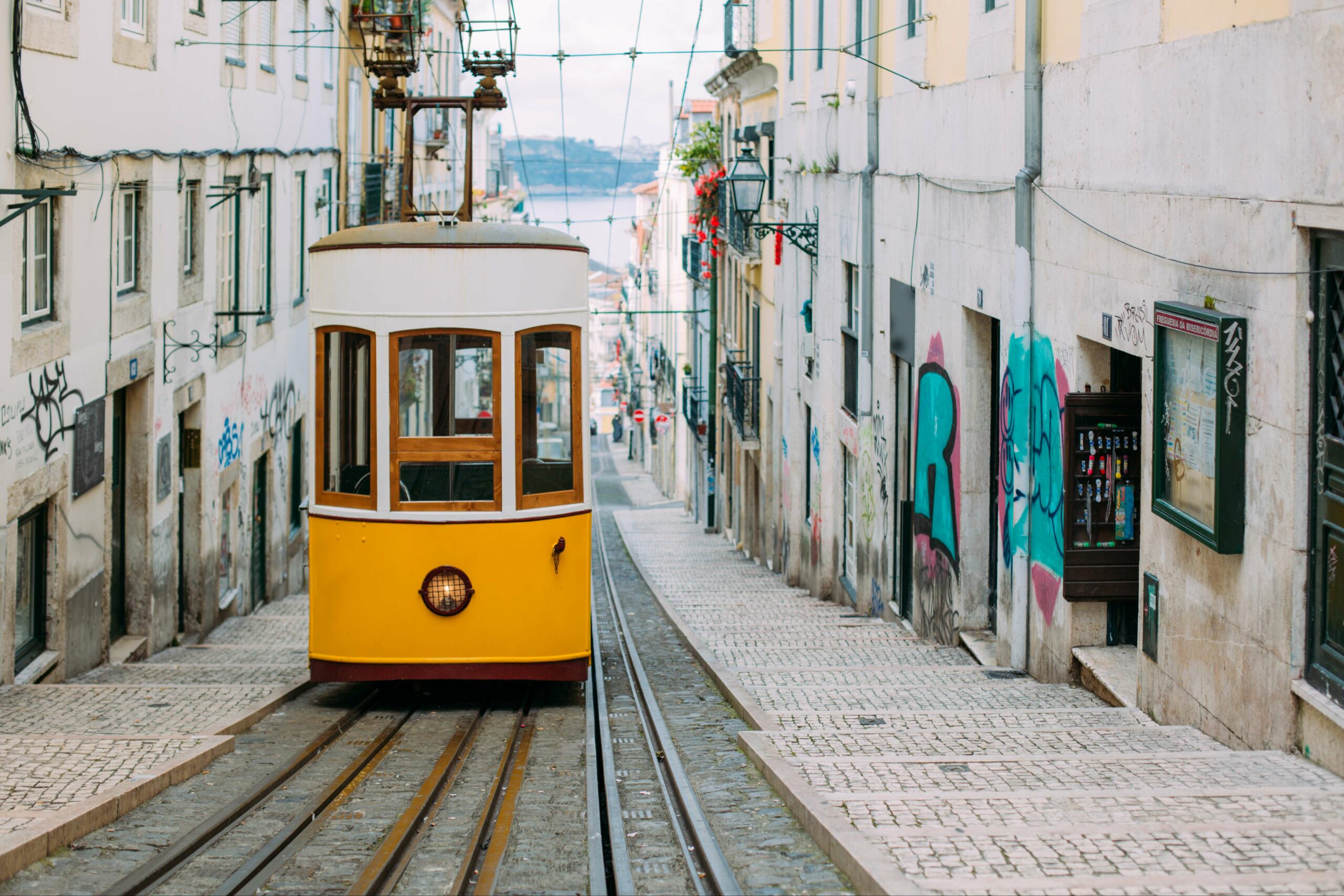 Tramway dans une ruelle, tourisme urbain de proximité